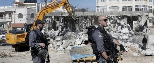 الإحتلال الإسرائيلي يشرع في عمليات هدم عشرات المنازل بنابلس