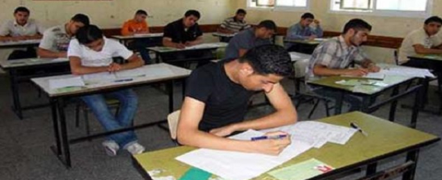 طلاب الثانوية العامة النظام القديم يؤدون امتحان اللغة الأجنبية الأولى