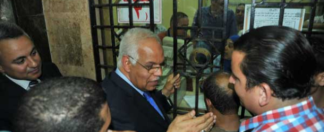 وزير النقل يتفقد محطة مصر لمتابعة عمليات حجز تذاكر العيد