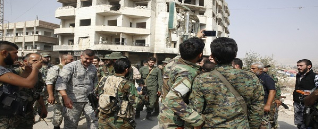 بدء خروج المقاتلين وعائلاتهم من مدينة داريا المحاصرة قرب دمشق
