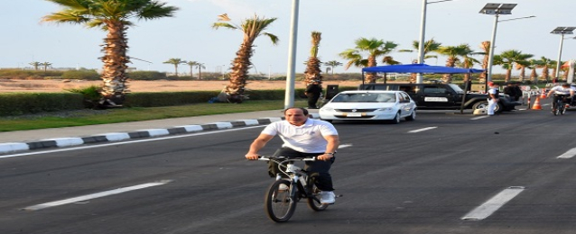 السيسى يتجول بشوارع شرم الشيخ منفردا ويلتقي مواطنين وسياح