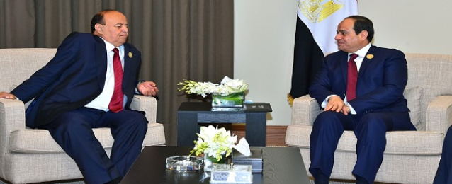 الرئيس يلتقى مع نظيره اليمنى على هامش أعمال القمة العربية