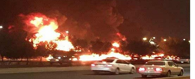 السيطرة على حريق هائل بطريق “جدة-مكة” بالسعودية