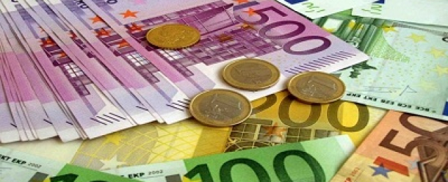 اليورو يسجل أعلى سعر في 6 أشهر أمام الدولار بفعل مخاوف سياسية