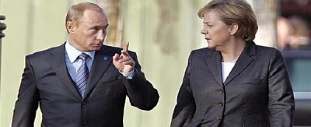 الكرملين: بوتين وميركل يناقشان هاتفيا حادثة البحر الأسود