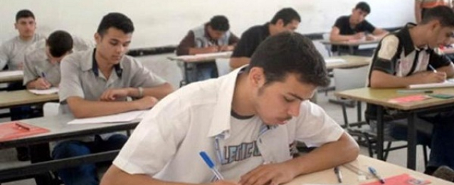 طلاب الثانوية العامة يؤدون الامتحان قبل الأخير