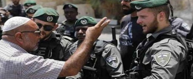 استمرار الاعتصام قرب الاقصى واسرائيل تمنع دخول الصحفيين