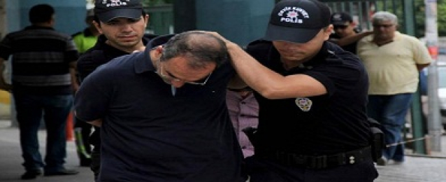 اعتقال 34 موظفا والقبض على 14 ضابط عقب الانقلاب بتركيا