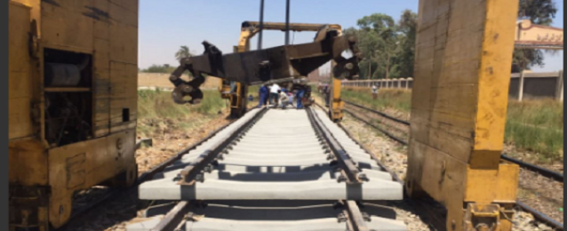 تواصل أعمال تجديدات السكك الحديدية آلياً بنجع حمادى – فرشوط