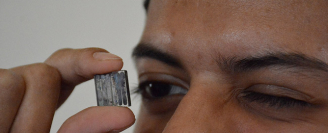طالبان مصريان يبتكران أصغر خلية شمسية لتوليد الطاقة الكهربائية
