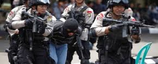 شرطة إندونيسيا تقتل 2 من المشتبه فيهم بإطلاق نار على ضابطين