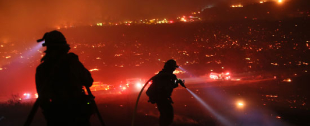 الحرائق تدمر 800 مبنى وتلتهم الغابات فى كاليفورنيا الأمريكية