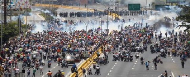 المئات يتظاهرون في بيرو احتجاجا محاولة “الانقلاب علي السلطة”