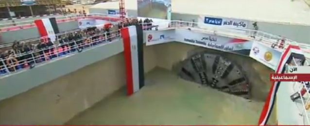 بالفيديو :  الرئيس السيسي يقوم بجولة داخل أحد الأنفاق التي تم تنفيذها تحت قناة السويس