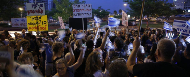10 آلاف متظاهر إسرائيلي في تل أبيب يطالبون بإقالة نتنياهو