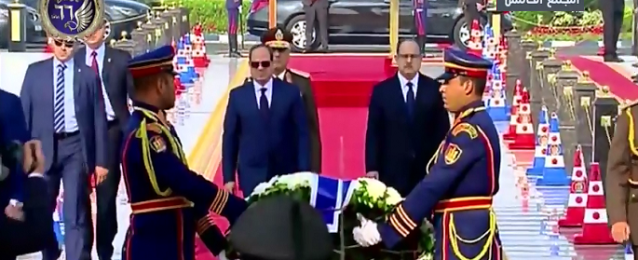 الرئيس السيسى يضع اكليلاً من الزهور على النصب التذكارى لشهداء الشرطة فى بداية الاحتفال بعيد الشرطة الـ 66
