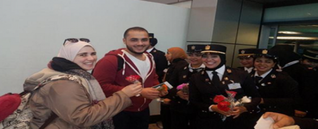 شرطة المطار توزع الزهور على المسافرين