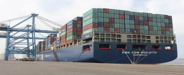 ميناء دمياط يستقبل 14 سفينة و3 أوناش عملاقة جديدة