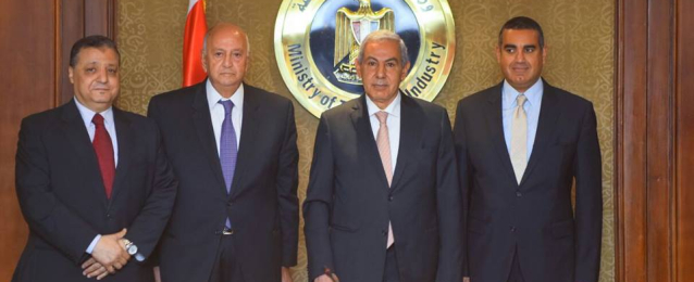 وزيرالصناعة يشهد التوقيع على تشكيل كيان لإدارة شعار القطن المصري