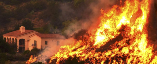 اتساع حرائق غابات كاليفورنيا يجبر السكان على الهروب