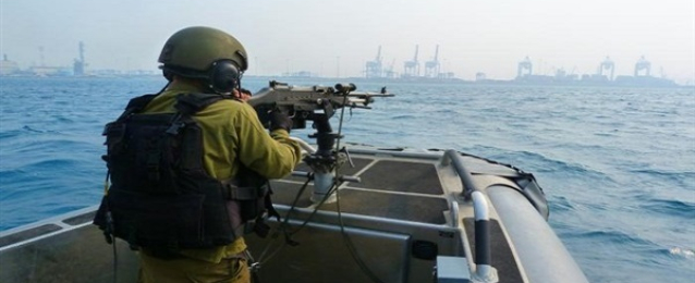 زوارق الاحتلال الإسرائيلي تطلق النار تجاه الصيادين الفلسطينيين في بحر غزة