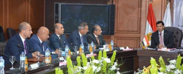 الدكتور أشرف صبحي يبحث مع رؤساء البنوك المصرية دعم المشروعات والبرامج لخدمة النشئ والشباب
