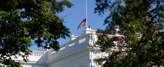 تنكيس الأعلام الأمريكية حداداً على ضحايا هجوم المعبد اليهودي