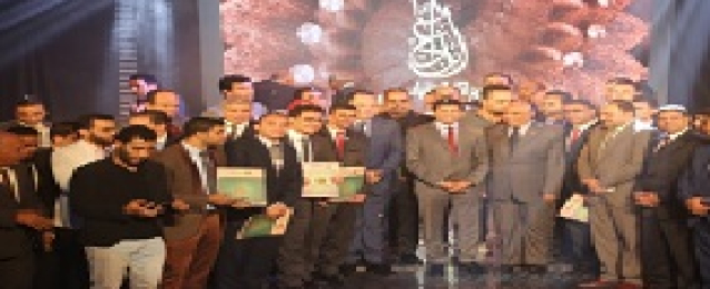 وزير الشباب والرياضة يوزع جوائز مهرجان إبداع مراكز الشباب على الفائزين