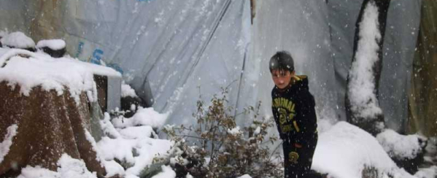وفاة عشرات الأطفال جراء البرد بمخيم للنازحين السوريين
