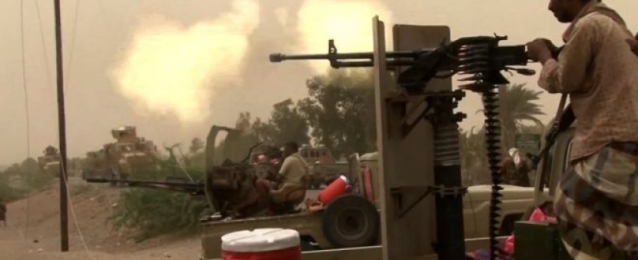 مدفعية الجيش اليمنى تستهدف مواقع مليشيا الحوثى فى جبهة حمك جنوب اليمن