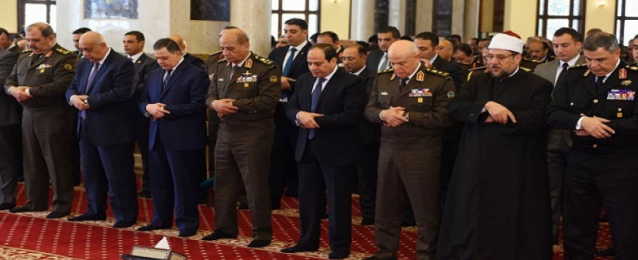 الرئيس السيسي يؤدي صلاة الجمعة بمسجد المشير في ذكرى يوم الشهيد