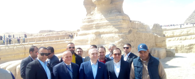 بالصور.. رئيس دولة البانيا يزور منطقة آثار الأهرامات