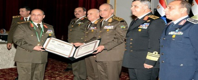 وزير الدفاع يشهد تكريم عدد من قادة القوات المسلحة المحالين للتقاعد