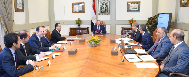 الرئيس السيسي يعقد اجتماعاً مع رئيس الوزراء وعدد من الوزراء والمسئولين