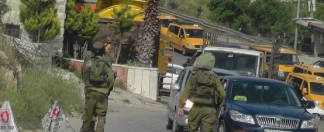 قوات الاحتلال الإسرائيلي تغلق مدخل بلدة بيت أمر بالخليل ببوابة حديدية