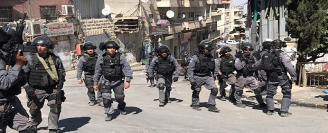 قوات الاحتلال تقتحم العيسوية بالقدس وتصيب عددًا من المواطنين