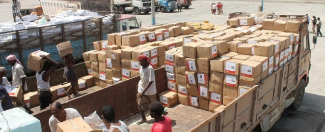 ميليشيا الحوثي تصادر مساعدات إنسانية مخصصة للنازحين اليمنيين