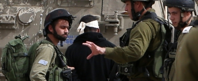 قوات الاحتلال تعتقل 3 شبان فلسطينيين