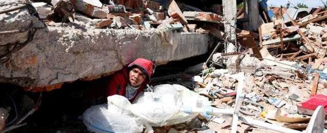 إصابة شخصين وتدمير منشآت الحيوية إثر زلزال ضرب شرق إندونسيا