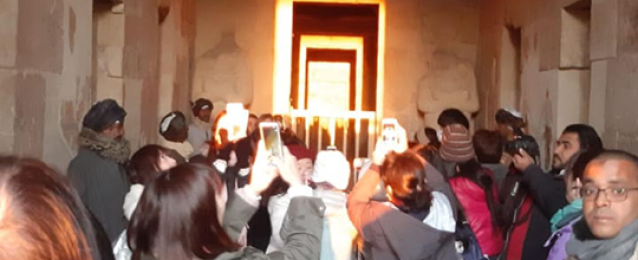 بالصور .. أفواج من السائحين يشهدون تعامد الشمس على معبد الملكة حتشبسوت بالبر الغربي