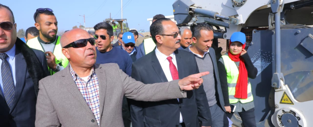 وزير النقل يشهد إنطلاق مشروع تطوير الطرق بـ12 محافظة