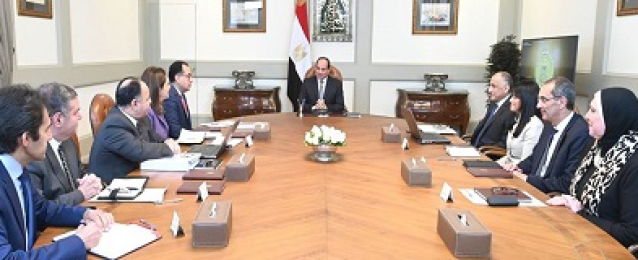السيسي يجتمع مع مدبولي وعدد من الوزراء والمسئولين