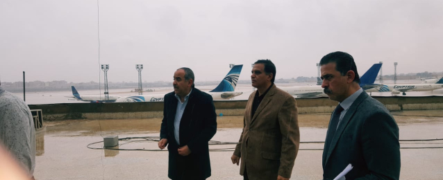 وزير الطيران المدنى يتفقد جميع مبانى الركاب بمطار القاهرة الدولى