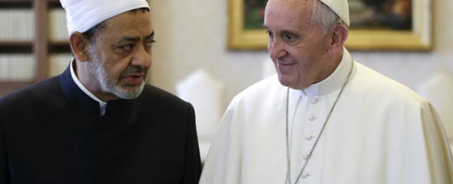 الإمام الطيب يتلقى اتصالًا مِن البابا فرنسيس للتهنئة بشهر رمضان