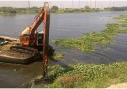 13 حفارا لحصر وإزالة ورد النيل المتسرب على فرع رشيد بالبحيرة