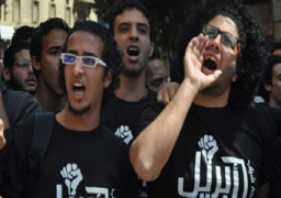 أعضاء 6 إبريل يتظاهرون على سلالم نقابة الصحفيين تنديدا بحكم الحظر