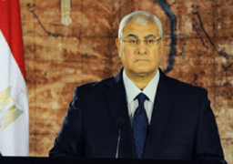 رئيس اتحاد العمال يهدي الرئيس عدلى منصور درعا تذكاريا