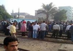 عمال “وبريات ونسيج سمنود” يقطعون طريق قطارات “طنطا -المحلة -المنصورة”