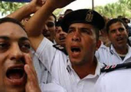 وقفة أحتجاجية لأمناء شرطة بالمنيا اعترضاً على قرار حبس زميلهم