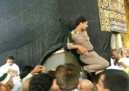 التحقيق مع رجل أمن سعودي وضع حذاءه على “الكعبه”